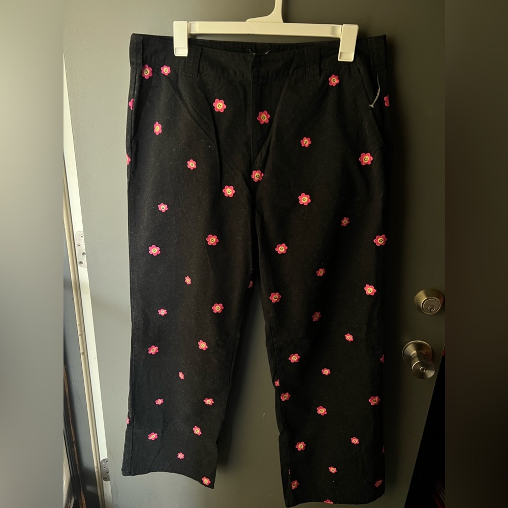 Plus Size Pants w/Flowers Embroidered